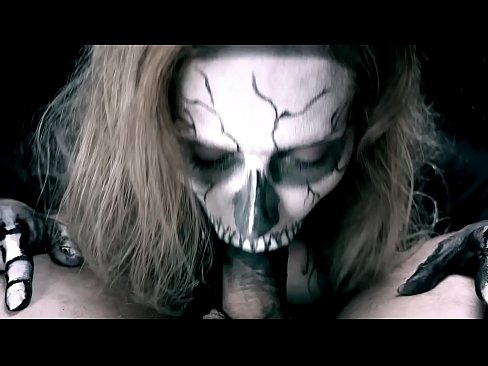 ❤️ Demon girl zuigt pik met haar zwarte mond en slikt sperma. ☑ Anal porno at us ﹏