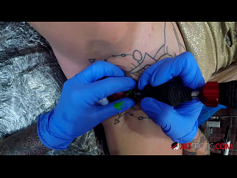 ❤️ Extreem getatoeëerde hottie Sully Savage kreeg een tatoeage op haar clitoris ☑ Anal porno at us ﹏